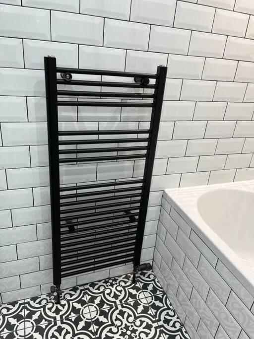 Cheerful 2 Bedroom Homely Apartment, Sleeps 6 Guest Comfy, 3X Double Bed, Parking, Free Wifi, Suitable For Business, Leisure Guest,Glasgow, Glasgow West End, Near City Centre 외부 사진