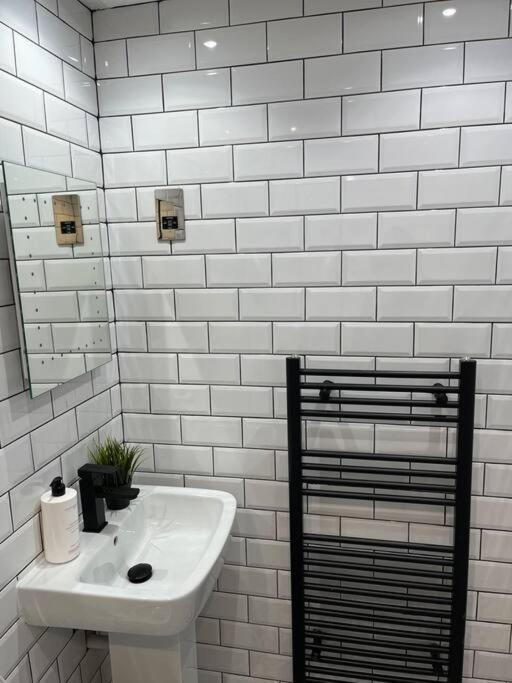 Cheerful 2 Bedroom Homely Apartment, Sleeps 6 Guest Comfy, 3X Double Bed, Parking, Free Wifi, Suitable For Business, Leisure Guest,Glasgow, Glasgow West End, Near City Centre 외부 사진