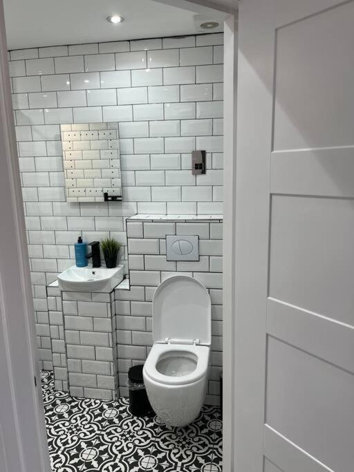Cheerful 2 Bedroom Homely Apartment, Sleeps 6 Guest Comfy, 3X Double Bed, Parking, Free Wifi, Suitable For Business, Leisure Guest,Glasgow, Glasgow West End, Near City Centre 외부 사진