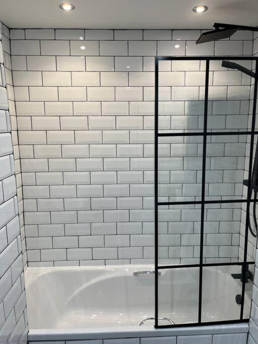 Cheerful 2 Bedroom Homely Apartment, Sleeps 6 Guest Comfy, 3X Double Bed, Parking, Free Wifi, Suitable For Business, Leisure Guest,Glasgow, Glasgow West End, Near City Centre 외부 사진