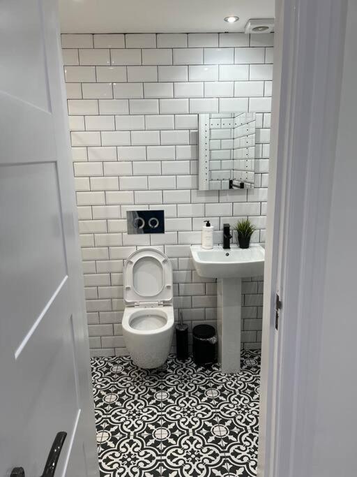 Cheerful 2 Bedroom Homely Apartment, Sleeps 6 Guest Comfy, 3X Double Bed, Parking, Free Wifi, Suitable For Business, Leisure Guest,Glasgow, Glasgow West End, Near City Centre 외부 사진
