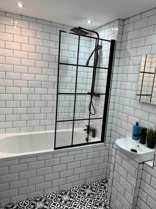 Cheerful 2 Bedroom Homely Apartment, Sleeps 6 Guest Comfy, 3X Double Bed, Parking, Free Wifi, Suitable For Business, Leisure Guest,Glasgow, Glasgow West End, Near City Centre 외부 사진