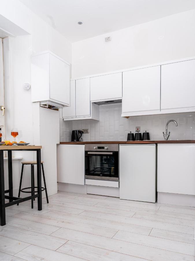 Cheerful 2 Bedroom Homely Apartment, Sleeps 6 Guest Comfy, 3X Double Bed, Parking, Free Wifi, Suitable For Business, Leisure Guest,Glasgow, Glasgow West End, Near City Centre 외부 사진