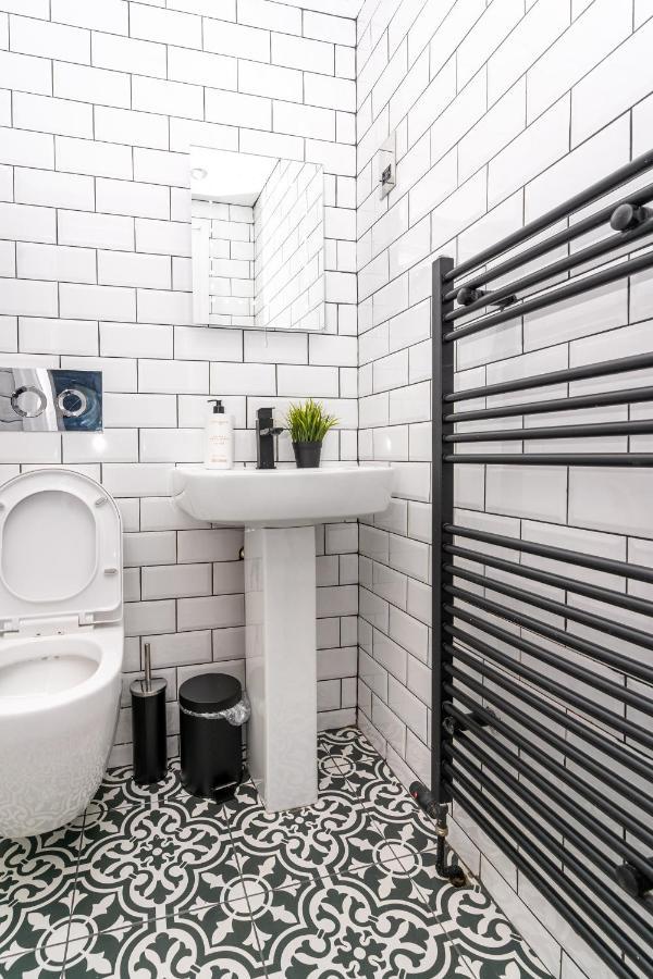 Cheerful 2 Bedroom Homely Apartment, Sleeps 6 Guest Comfy, 3X Double Bed, Parking, Free Wifi, Suitable For Business, Leisure Guest,Glasgow, Glasgow West End, Near City Centre 외부 사진